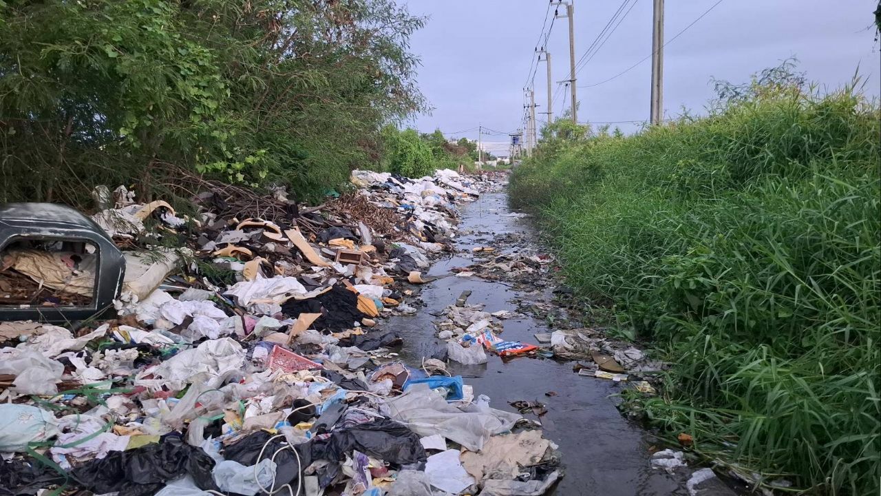 Незаконное сбрасывание отходов беспокоит жителей Банг Пли